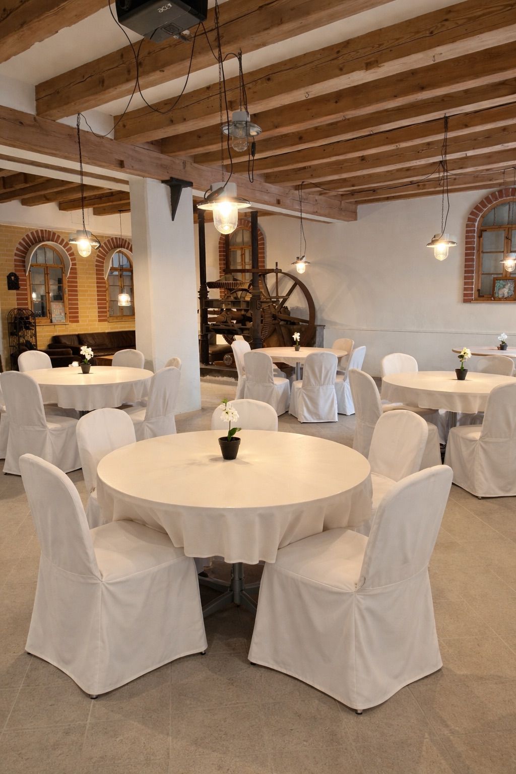Eventroom mit festlicher Dekoration